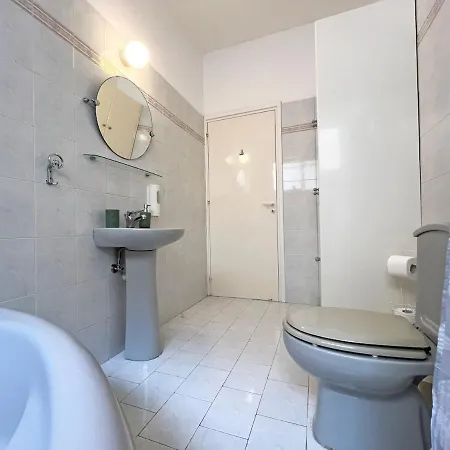 Albert's Center 101k Апартаменти Ларнака